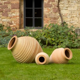 Liegende Amphore aus Terracotta